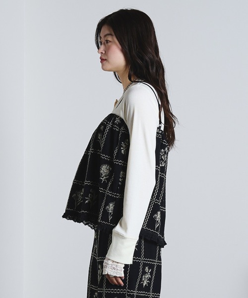 ROSE BUD（ローズバッド）の「(mag.by c)EMBROIDERY CAMISOLE BLOUSE（カーディガン/ボレロ・レディース・オフホワイト/ブラック・ONE SIZE）」の4枚目の写真