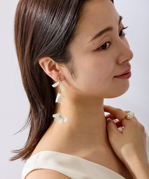 CALIN STANDARD(カリンスタンダード)の「◆◆金属アレルギー対応◆◆〈ecru〉ウェーブラインフラワーイヤリング(イヤリング・レディース・ゴールド・FREE)」の2枚目の写真