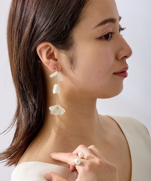 CALIN STANDARD(カリンスタンダード)の「◆◆金属アレルギー対応◆◆〈ecru〉ウェーブラインフラワーイヤリング(イヤリング・レディース・ゴールド・FREE)」の3枚目の写真