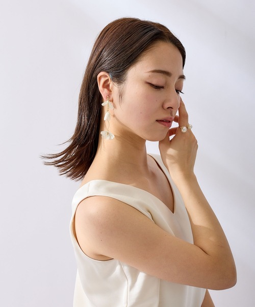 CALIN STANDARD(カリンスタンダード)の「◆◆金属アレルギー対応◆◆〈ecru〉ウェーブラインフラワーイヤリング(イヤリング・レディース・ゴールド・FREE)」の5枚目の写真