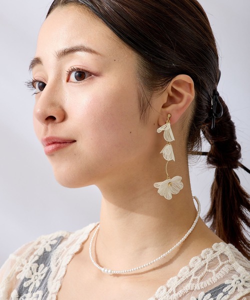 CALIN STANDARD(カリンスタンダード)の「◆◆金属アレルギー対応◆◆〈ecru〉ウェーブラインフラワーイヤリング(イヤリング・レディース・ゴールド・FREE)」の7枚目の写真