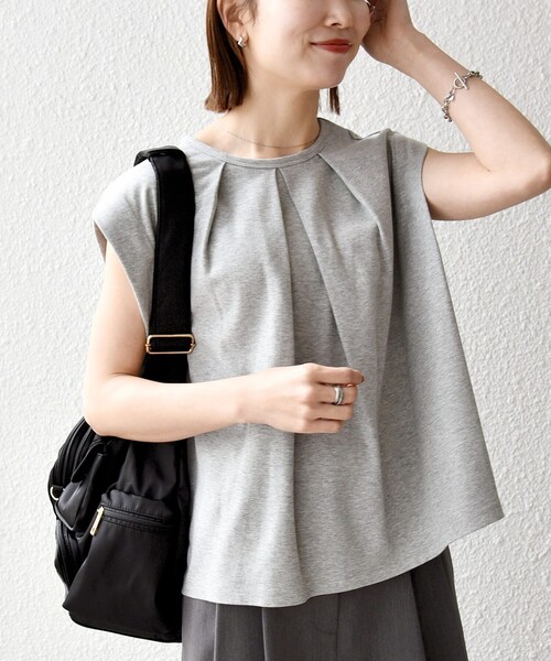 SHIPS any(シップス エニィ)の「SHIPS any:〈接触冷感/汗染み防止加工/洗濯機可能〉タック フレア ノースリーブ TEE(Tシャツ/カットソー・レディース・ライトグレー/ホワイト/ブラック・ONE SIZE)」の5枚目の写真