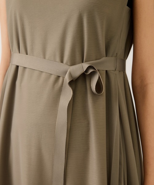 ROPE'（ロペ）の「エスパンディサイドプリーツワンピース（ワンピース・レディース・ブラック/レッド/ベージュ/ブルー・FREE）」の5枚目の写真