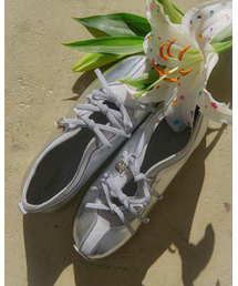 TAGTRAUME（タクトロイメ）の「ロッティ リボン マルチストラップ フラットスニーカー (+ハートチャーム) - シルバーPU（スニーカー）」