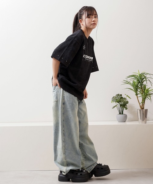 1111clothing(ワンフォークロージング)の「スタッズ ゲームデザイン Tee / Studs Game Design T-Shirt(Tシャツ/カットソー・メンズ・ブラック/ワイン・M/L)」の4枚目の写真