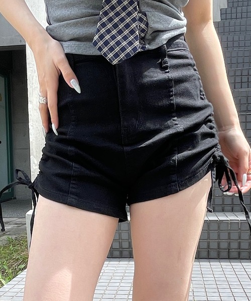 ROGER AND RAW（ロジャーアンドロウ）の「サイドシャーリング ハイウエストショートパンツ（デニムパンツ・レディース・ブラック/サックスブルー/ホワイト・SMALL/MEDIUM）」の3枚目の写真