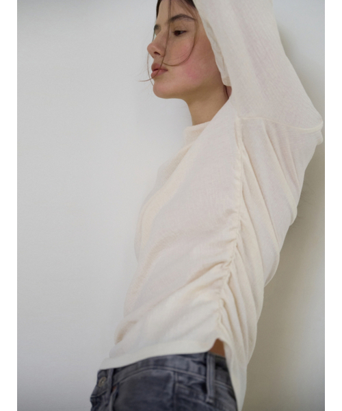 UNNOUT(アナウト)の「DRAPED SHIRRING T-SHIRT CREAM(Tシャツ/カットソー・レディース・その他・FREE)」の4枚目の写真