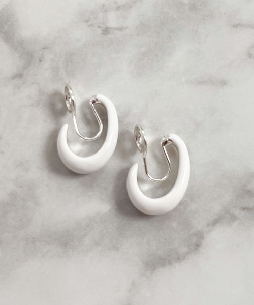 yu-ka(ユーカ)の「YU-KA:ドロップデザインイヤリング Drop design earrings(イヤリング・レディース・ブルー/ホワイト・FREE)」の1枚目の写真