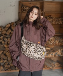 KiU（キウ）の「スクエアパデッド ダブルポケットショルダーバッグ（ショルダーバッグ）」