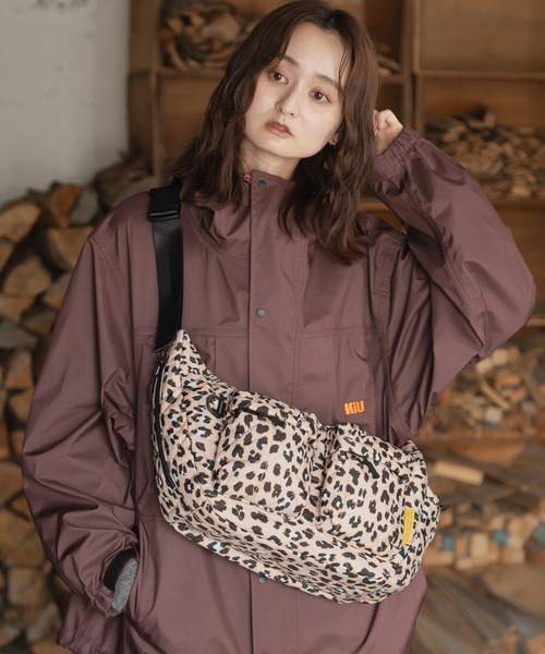 KiU(キウ)の「スクエアパデッド ダブルポケットショルダーバッグ(ショルダーバッグ・レディース・レオパード/ブラック/グリーン/アイボリー・FREE)」の4枚目の写真