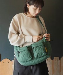 KiU（キウ）の「スクエアパデッド ダブルポケットショルダーバッグ（ショルダーバッグ）」
