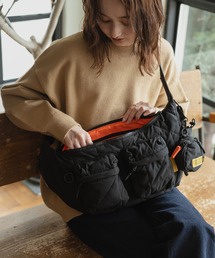 KiU（キウ）の「スクエアパデッド ダブルポケットショルダーバッグ（ショルダーバッグ）」