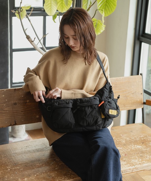KiU(キウ)の「スクエアパデッド ダブルポケットショルダーバッグ(ショルダーバッグ・レディース・レオパード/ブラック/グリーン/アイボリー・FREE)」の5枚目の写真