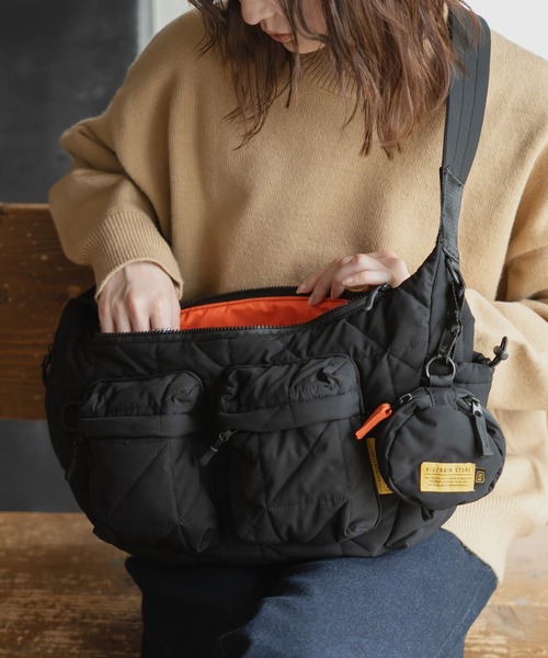 KiU(キウ)の「スクエアパデッド ダブルポケットショルダーバッグ(ショルダーバッグ・レディース・レオパード/ブラック/グリーン/アイボリー・FREE)」の6枚目の写真