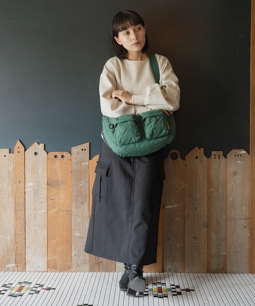KiU(キウ)の「スクエアパデッド ダブルポケットショルダーバッグ(ショルダーバッグ・レディース・レオパード/ブラック/グリーン/アイボリー・FREE)」の8枚目の写真