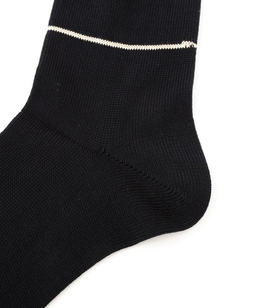 MARGARET HOWELL(マーガレットハウエル)の「SINGLE STRIPE COTTON SOCK(ソックス/靴下・メンズ・ブラック/ダークグレー・FREE)」の4枚目の写真