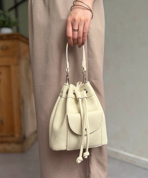 Chez toi(シェトワ)の「フロントポケット巾着2WAYBAG(トートバッグ・レディース・オフホワイト/ブラック/ブルー・FREE)」の4枚目の写真
