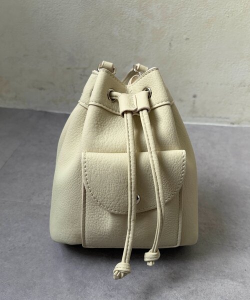 Chez toi(シェトワ)の「フロントポケット巾着2WAYBAG(トートバッグ・レディース・オフホワイト/ブラック/ブルー・FREE)」の5枚目の写真