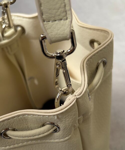 Chez toi(シェトワ)の「フロントポケット巾着2WAYBAG(トートバッグ・レディース・オフホワイト/ブラック/ブルー・FREE)」の7枚目の写真