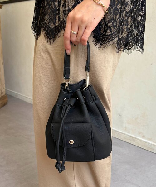 Chez toi(シェトワ)の「フロントポケット巾着2WAYBAG(トートバッグ・レディース・オフホワイト/ブラック/ブルー・FREE)」の9枚目の写真