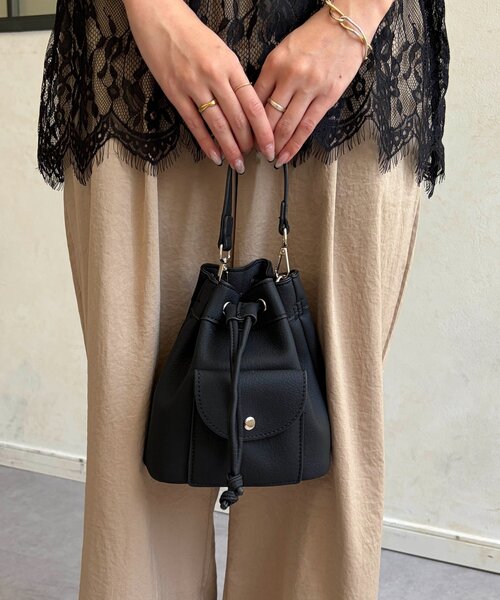 Chez toi(シェトワ)の「フロントポケット巾着2WAYBAG(トートバッグ・レディース・オフホワイト/ブラック/ブルー・FREE)」の10枚目の写真