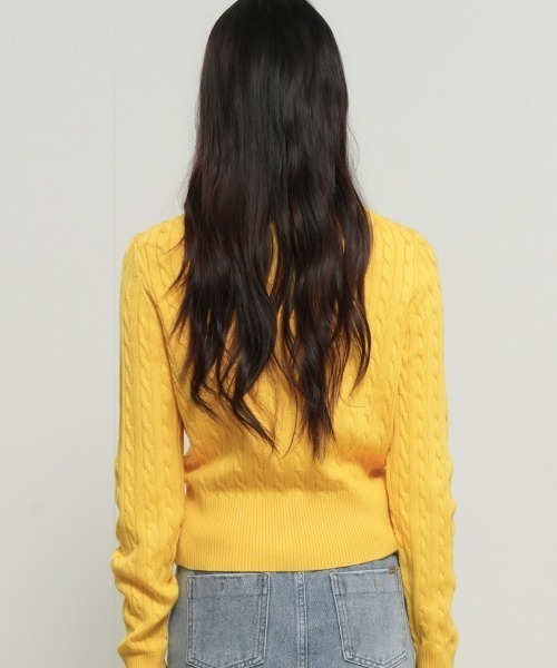 GENERAL IDEA（ジェネラルアイデア）の「GENERAL IDEA/ジェネラルアイディア WOMAN SIGNATURE SUPER FINE WOOL CABLE CARDIGAN ウールブレンドケーブル編みカーディガン 丸首 クルーネック ラウンドネック レディース 秋 秋服 2026年秋冬 冬服（カーディガン/ボレロ・レディース・イエロー/レッド・S/M/L/XS/XL）」の3枚目の写真