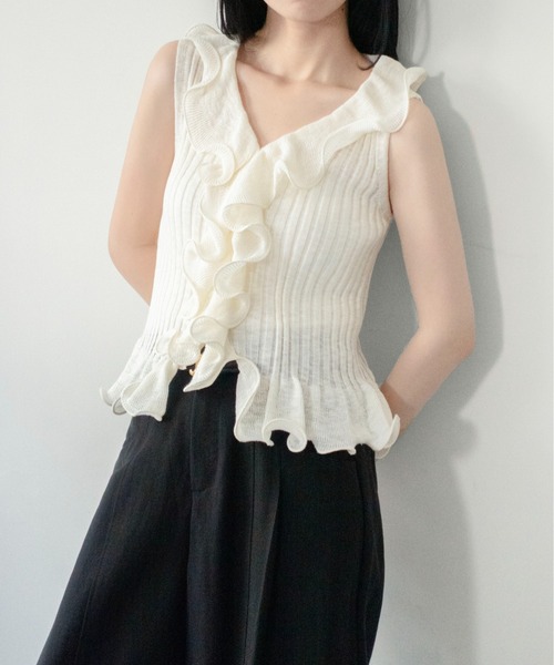on:nue（オンニュ）の「【on:nue】[着用動画あり！] フリルデザインノースリーブニット（ニット/セーター・レディース・グレー/アイボリー/ベージュ/ブラック・FREE）」の5枚目の写真