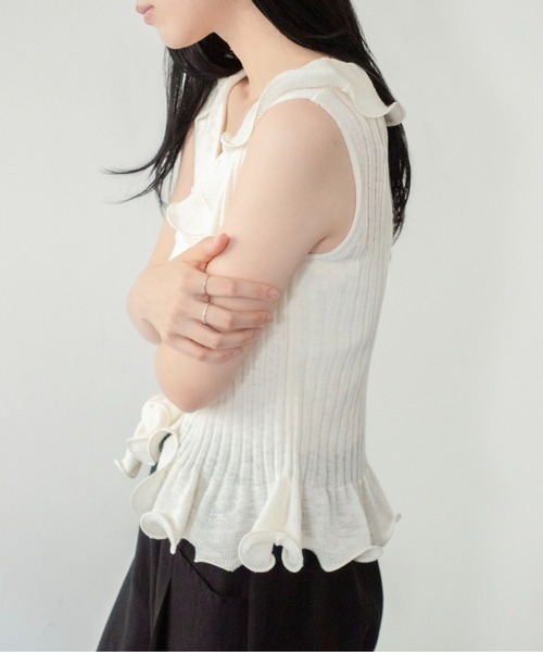 on:nue（オンニュ）の「【on:nue】[着用動画あり！] フリルデザインノースリーブニット（ニット/セーター・レディース・グレー/アイボリー/ベージュ/ブラック・FREE）」の6枚目の写真