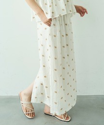 mil（ミル）の「花柄刺繍 ナロースカート / セットアップ対応【588114】（スカート）」