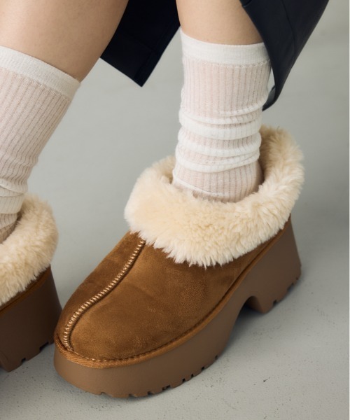 AZUL by moussy(アズールバイマウジー)の「厚底ムートンヒールデザインスリッポン ボア 靴 シューズ(ブーツ・レディース・ブラウン/ブラック/ベージュ・LL/LARGE/SMALL/MEDIUM)」の3枚目の写真