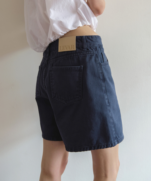 LEVAR(レバー)の「Classic Staple Denim Shorts - Stone Navy(その他パンツ・レディース・Navy・MEDIUM/SMALL/LARGE)」の3枚目の写真