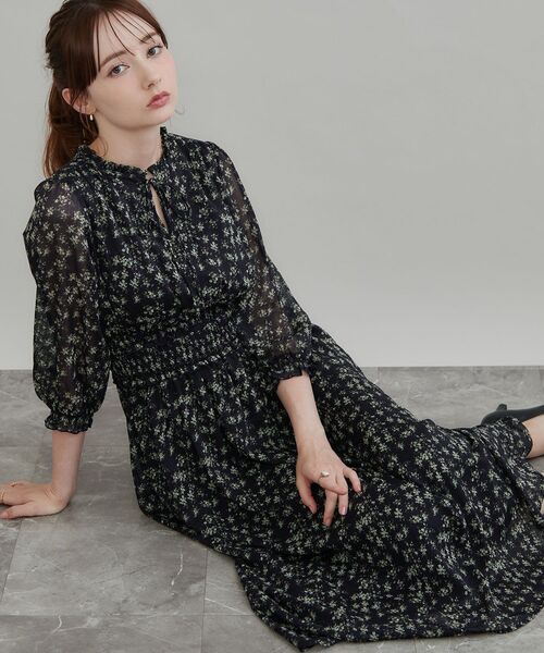 couture brooch(クチュールブローチ)の「【大人の甘さ・洗濯機可】小花柄ワンピース(ワンピース・レディース・ベージュ系/ネイビー系・38/36/42/40)」の2枚目の写真
