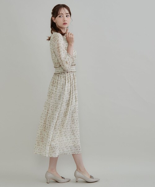 couture brooch(クチュールブローチ)の「【大人の甘さ・洗濯機可】小花柄ワンピース(ワンピース・レディース・ベージュ系/ネイビー系・38/36/42/40)」の4枚目の写真