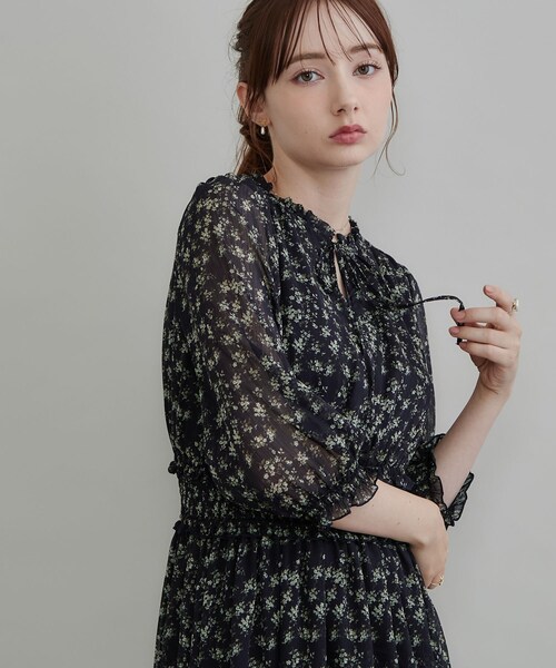 couture brooch(クチュールブローチ)の「【大人の甘さ・洗濯機可】小花柄ワンピース(ワンピース・レディース・ベージュ系/ネイビー系・38/36/42/40)」の16枚目の写真