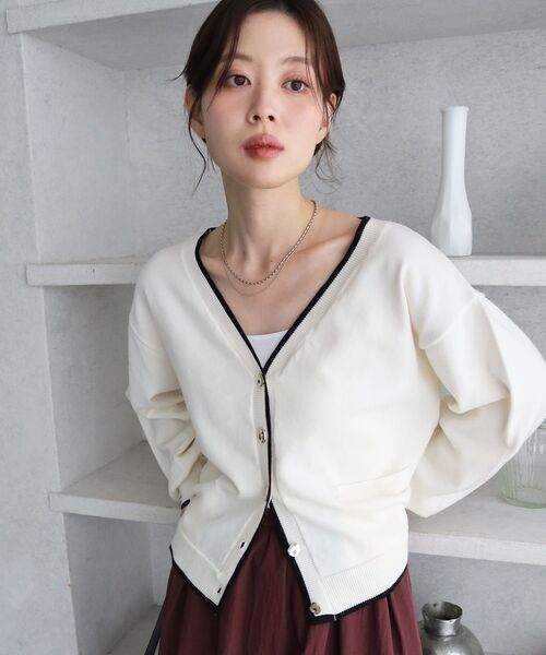 le.coeur blanc(ルクールブラン)の「《WEB限定》ハイゲージVネックカーディガン(カーディガン/ボレロ・レディース・オフホワイト/ブラウン・38)」の3枚目の写真