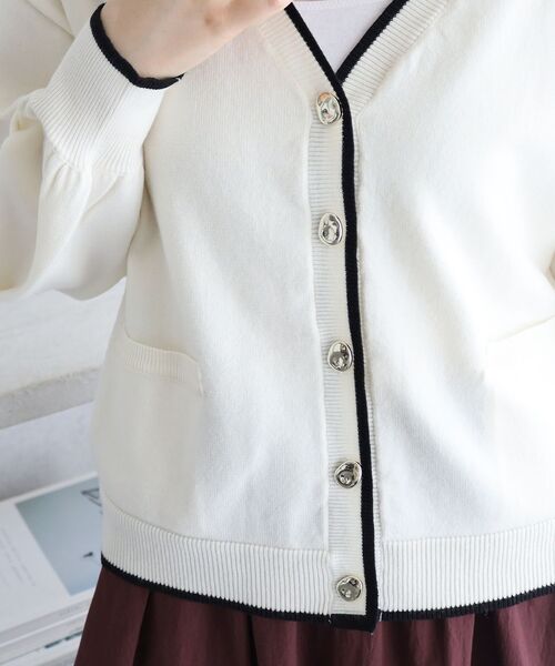 le.coeur blanc(ルクールブラン)の「《WEB限定》ハイゲージVネックカーディガン(カーディガン/ボレロ・レディース・オフホワイト/ブラウン・38)」の10枚目の写真