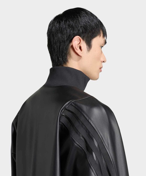 adidas(アディダス)の「スタジアム ルーズフィット フェイクレザー トラックジャケット / ジャージ / アディダス adidas(ブルゾン・メンズ・ブラック×ブラック・X-SMALL/LARGE/MEDIUM/SMALL/XX-LARGE/3XL/X-LARGE)」の4枚目の写真