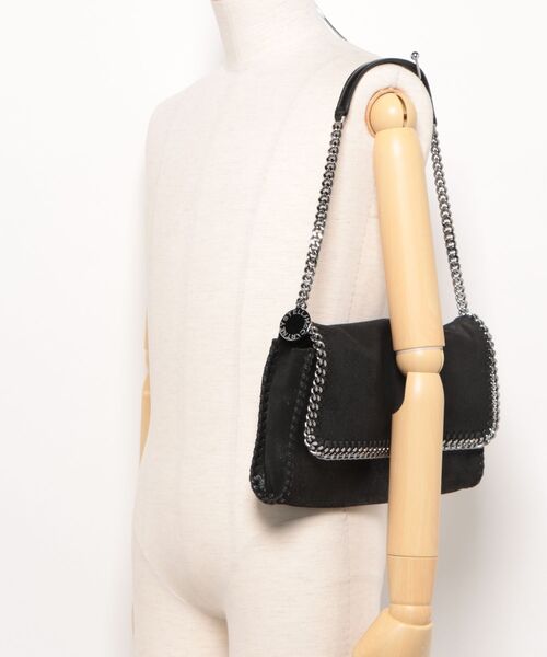 STELLA McCARTNEY（ステラマッカートニー）の「Falabella Messenger Bag / ファラベラ メッセンジャー バッグ（ショルダーバッグ・レディース・ブラック・ONE SIZE）」の5枚目の写真