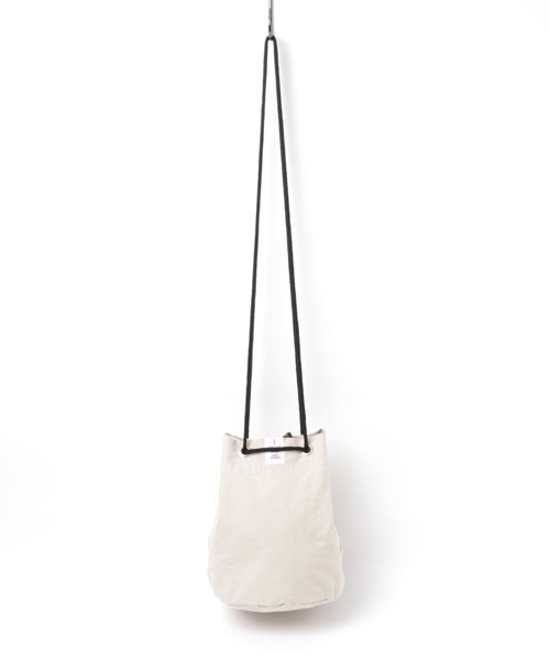 LBC(エルビーシー)の「マダーバケットバッグ (ショルダーバッグ・レディース・オフホワイト/チャコールグレー/ダークグリーン・FREE)」の2枚目の写真