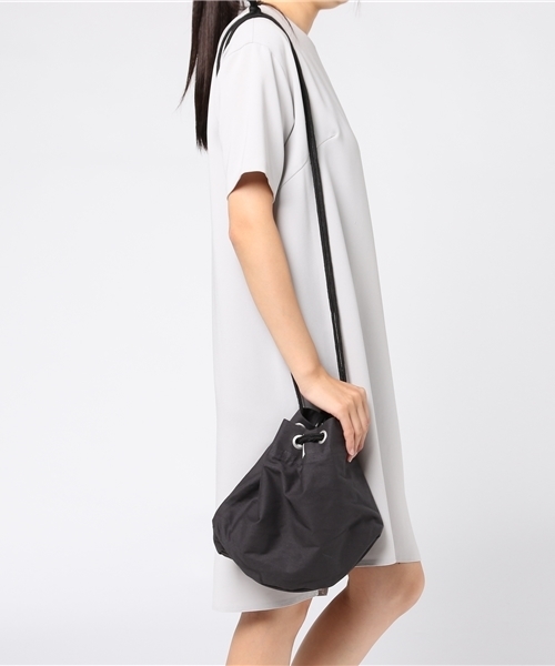 LBC(エルビーシー)の「マダーバケットバッグ (ショルダーバッグ・レディース・オフホワイト/チャコールグレー/ダークグリーン・FREE)」の7枚目の写真