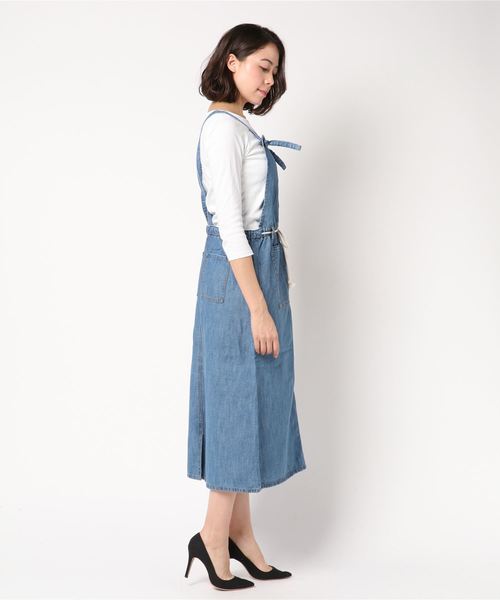 LBC（エルビーシー）の「デニムエプロンワンピース （ワンピース・レディース・ブルー/ネイビー・MEDIUM）」の4枚目の写真