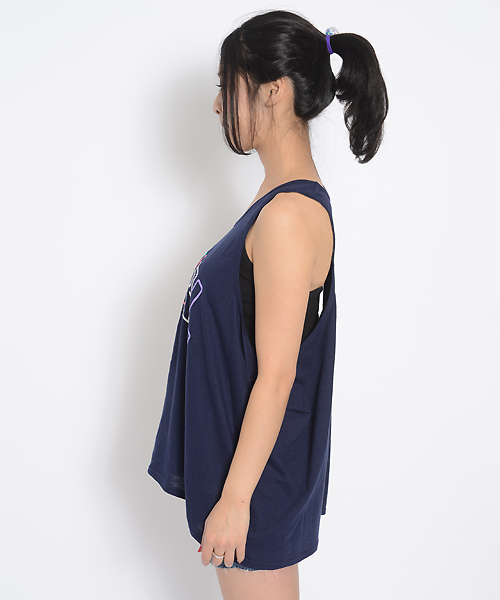 X-girl（エックスガール）の「RETRO LOGO BIG TANK TOP（タンクトップ・レディース・ホワイト/パープル/イエロー/ネイビー・1/2）」の5枚目の写真