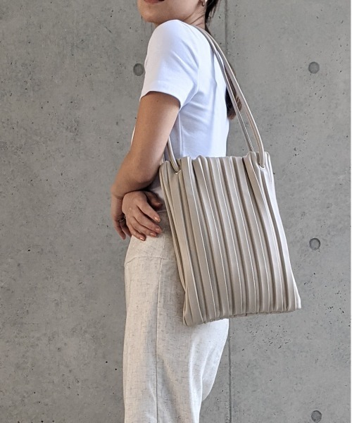 Per sist ence（パーシエンス）の「Per sist ence/パーシエンス　プリーツマルチウェイトート（トートバッグ・レディース・ブラック/アイボリー/モカ・FREE）」の2枚目の写真