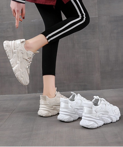 Shoes in Closet(シューズインクローゼット)の「軽量厚底 ボリュームソール レースアップスニーカー 07(スニーカー・レディース・ベージュ/ホワイト/ブラック・M/L/S/LL/3L/XS)」の4枚目の写真