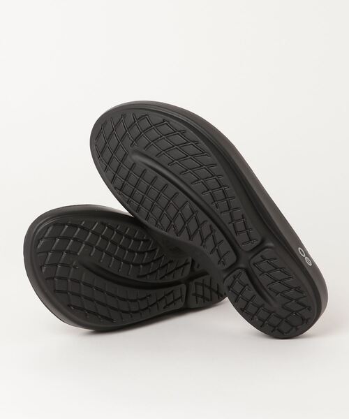 OOFOS（ウーフォス）の「OOFOS/oolala/サンダル（サンダル・レディース・ブラック・24/23/25）」の2枚目の写真