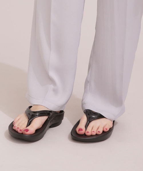 OOFOS（ウーフォス）の「OOFOS/oolala/サンダル（サンダル・レディース・ブラック・24/23/25）」の13枚目の写真