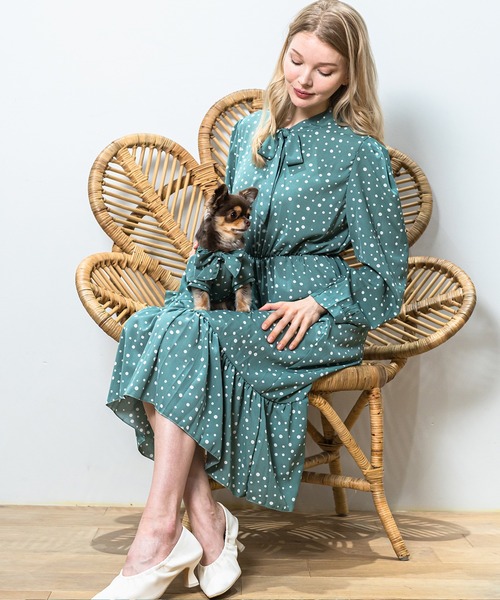 Toyome（トヨミー）の「【飼い主と犬服のペアルックセット】リボンタイ付きドット柄ワンピース（ペットウェア・レディース・ブラック/グリーン・M/S/XXS/L/SS）」の4枚目の写真