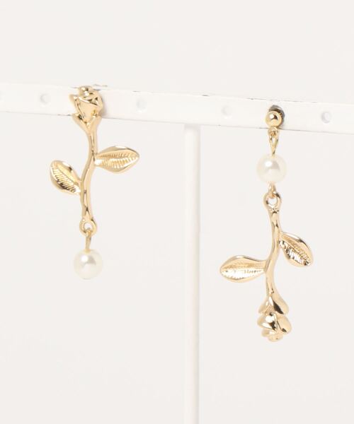 natural couture(ナチュラルクチュール)の「フラワー×パールピアス(ピアス(両耳用)・レディース・シルバー/ゴールド・FREE)」の2枚目の写真