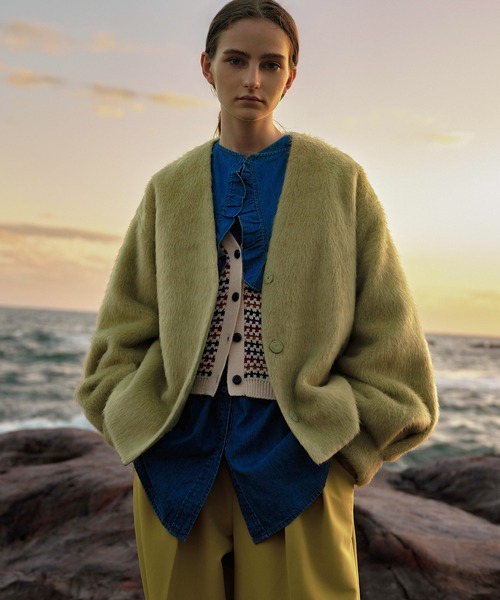 w closet(ダブルクローゼット)の「やわらかシャギーVネックショートジャケット(ノーカラージャケット・レディース・コーラルピンク/ライム/サックスブルー・FREE)」の2枚目の写真