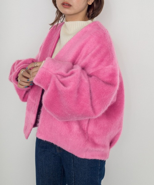 w closet(ダブルクローゼット)の「やわらかシャギーVネックショートジャケット(ノーカラージャケット・レディース・コーラルピンク/ライム/サックスブルー・FREE)」の6枚目の写真